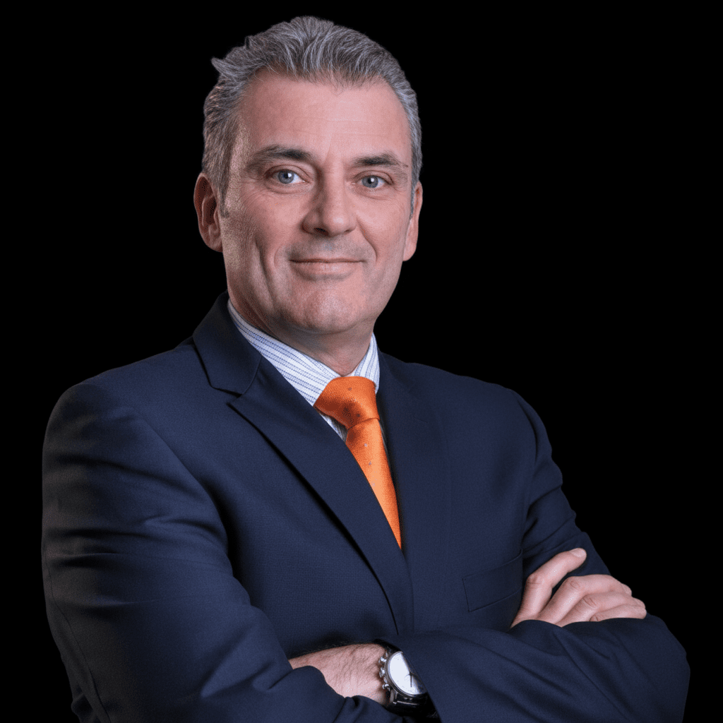 Retrato profesional de un ejecutivo con traje, representando el liderazgo senior y la experiencia directiva de Affinitit en estrategia y marketing B2B impulsados por IA.