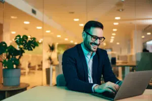 Profesional B2B tomando decisiones estratégicas con agentes de IA en operación